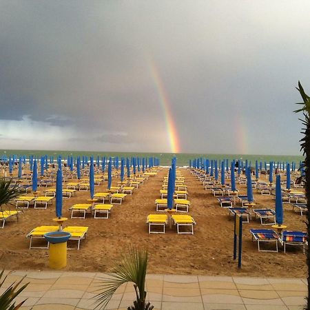 Piccolo Moderno Appartamento Sulla Spiaggia In Centro Τζεσόλο Λίντο Εξωτερικό φωτογραφία