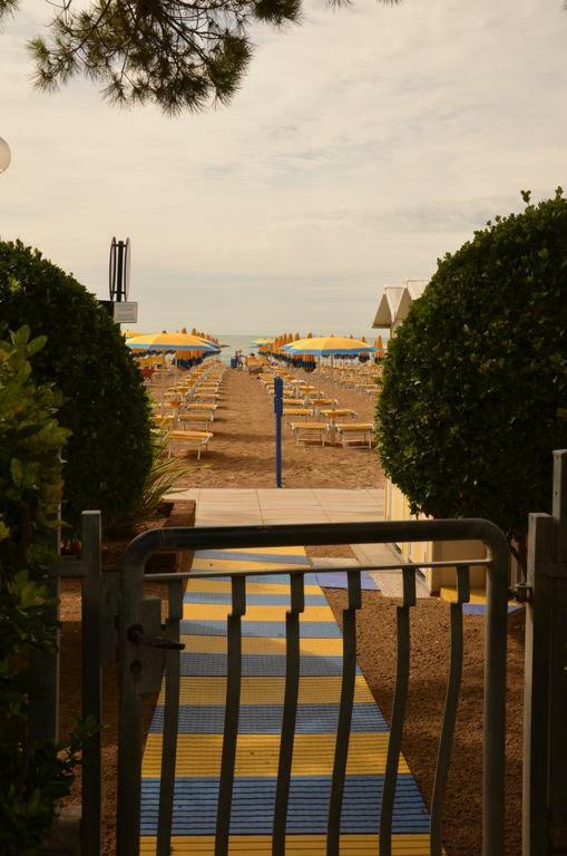 Piccolo Moderno Appartamento Sulla Spiaggia In Centro Τζεσόλο Λίντο Εξωτερικό φωτογραφία