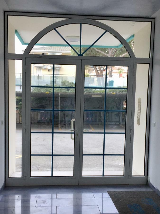 Piccolo Moderno Appartamento Sulla Spiaggia In Centro Τζεσόλο Λίντο Εξωτερικό φωτογραφία