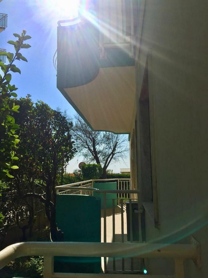 Piccolo Moderno Appartamento Sulla Spiaggia In Centro Τζεσόλο Λίντο Εξωτερικό φωτογραφία
