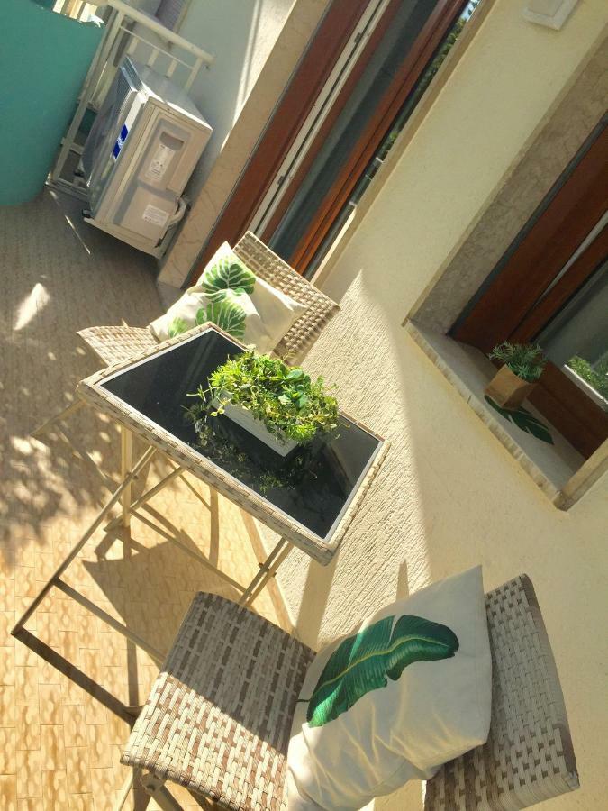 Piccolo Moderno Appartamento Sulla Spiaggia In Centro Τζεσόλο Λίντο Εξωτερικό φωτογραφία